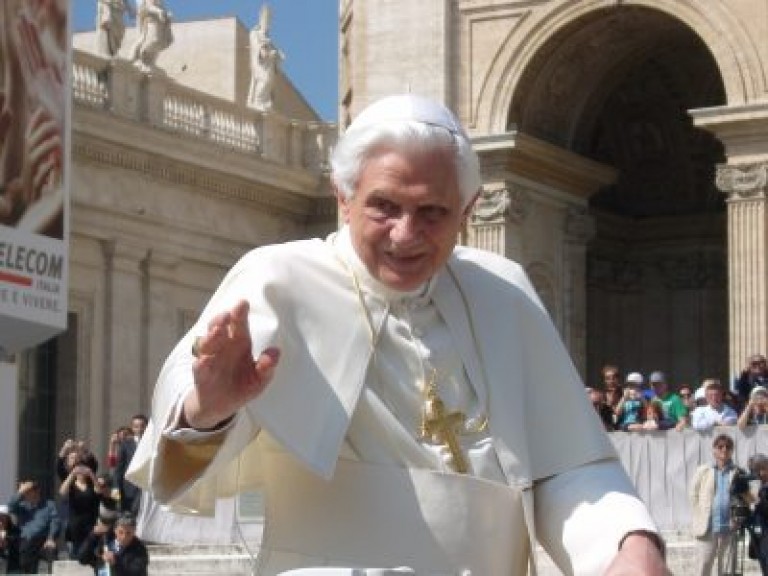 Paus-Benedictus-XVI-algemene-audientie-april-2010-465x300
